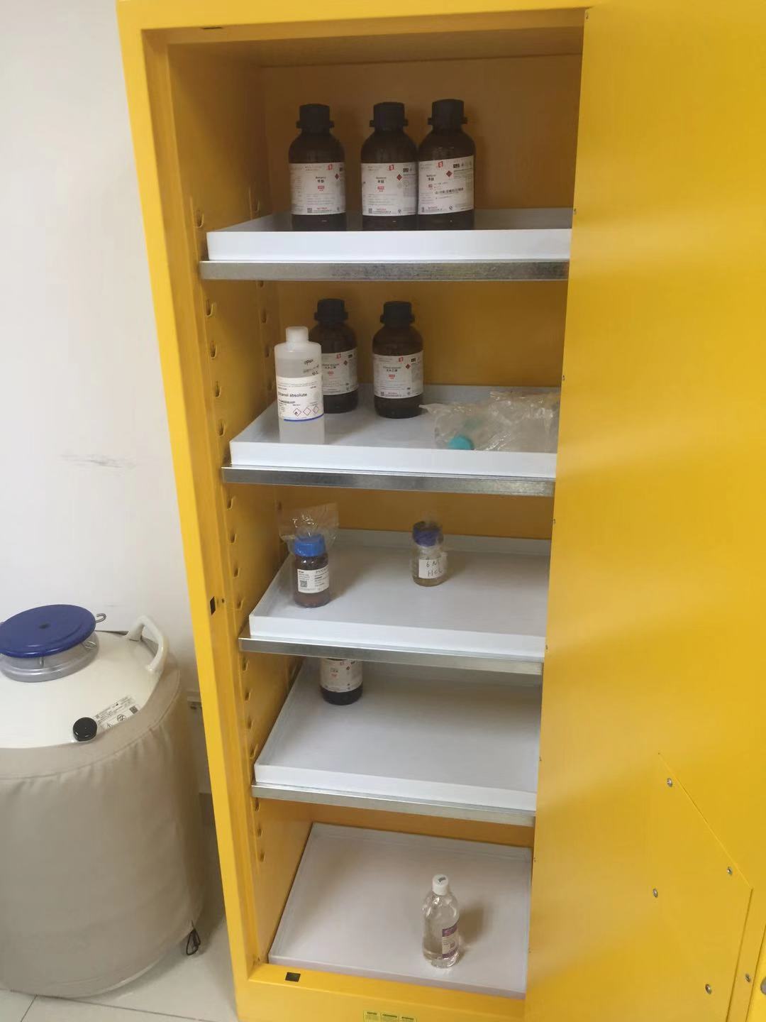 安全柜黃色內(nèi)部展示